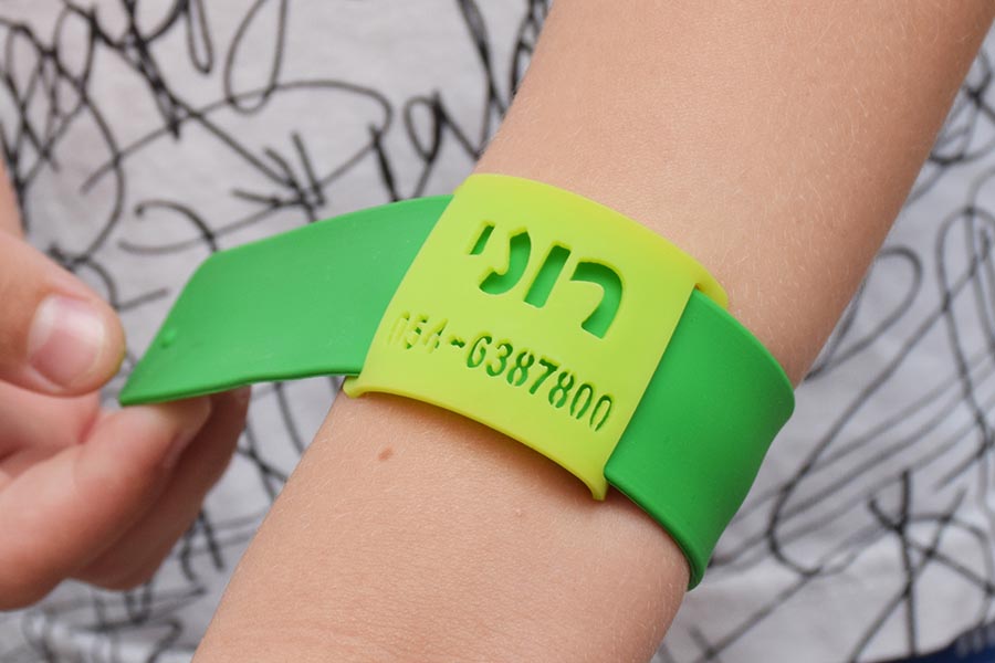 צמיד עם שם בעברית ומספר טלפון