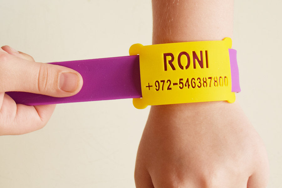 צמיד עם שם באנגלית ומספר טלפון עם קידומת חול