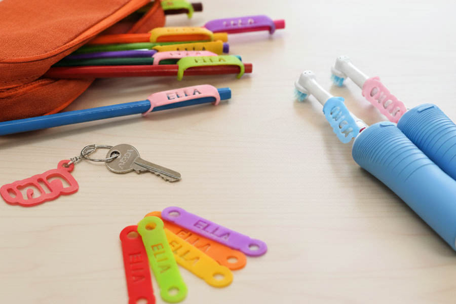 מבחר מוצרים אישיים עם תוויות שם לילדים