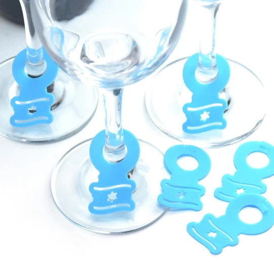 תוויות עם דגל ישראל על כוס יין