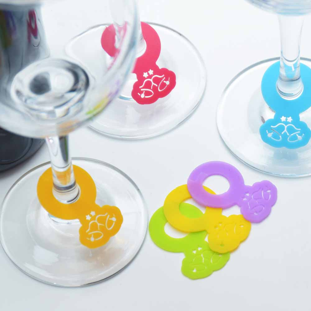 איך לסמן כוסות יין באירוע רב משתתפים?