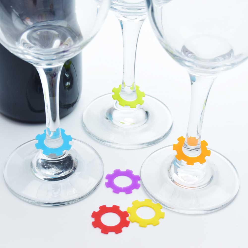 קישוט על כוסות יין