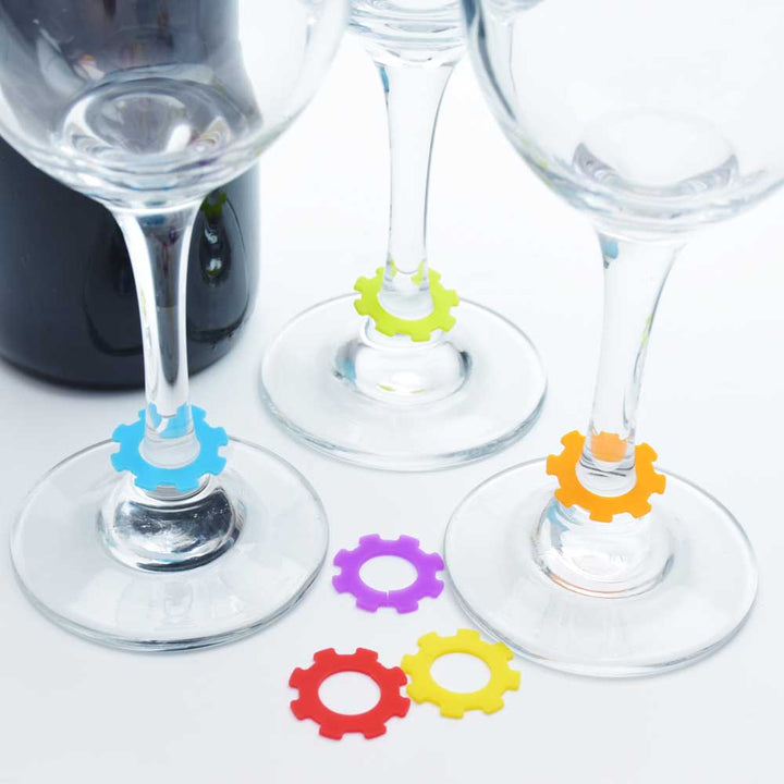 קישוט על כוסות יין