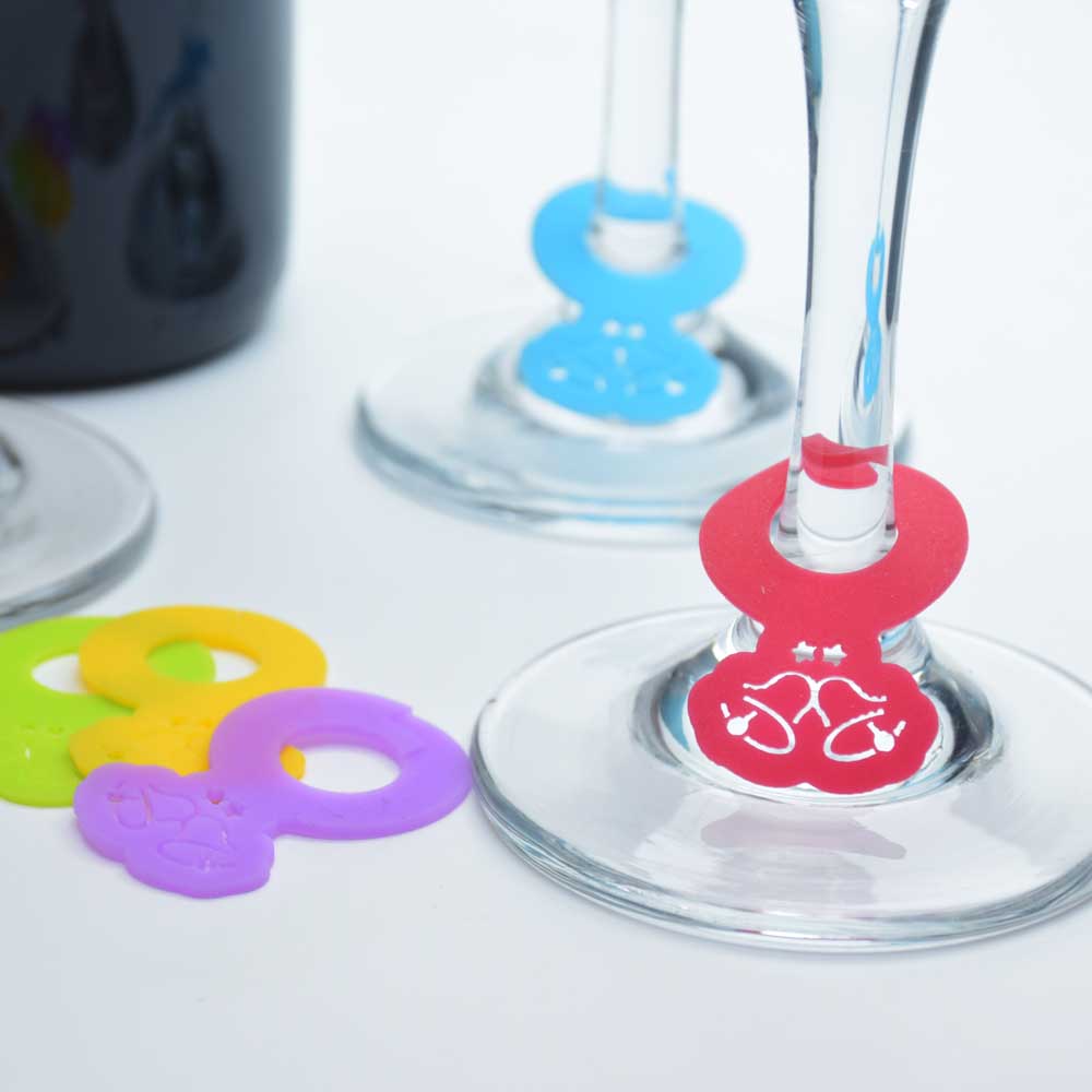 איך לזהות כוסות יין באירוע עם הרבה משתתפים?