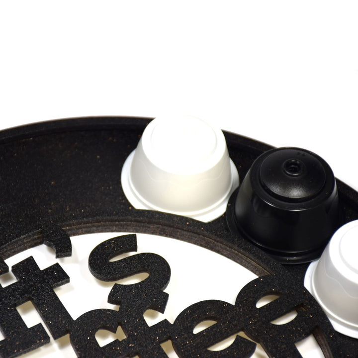 מתקן עץ לאחסון קפסולות קפה