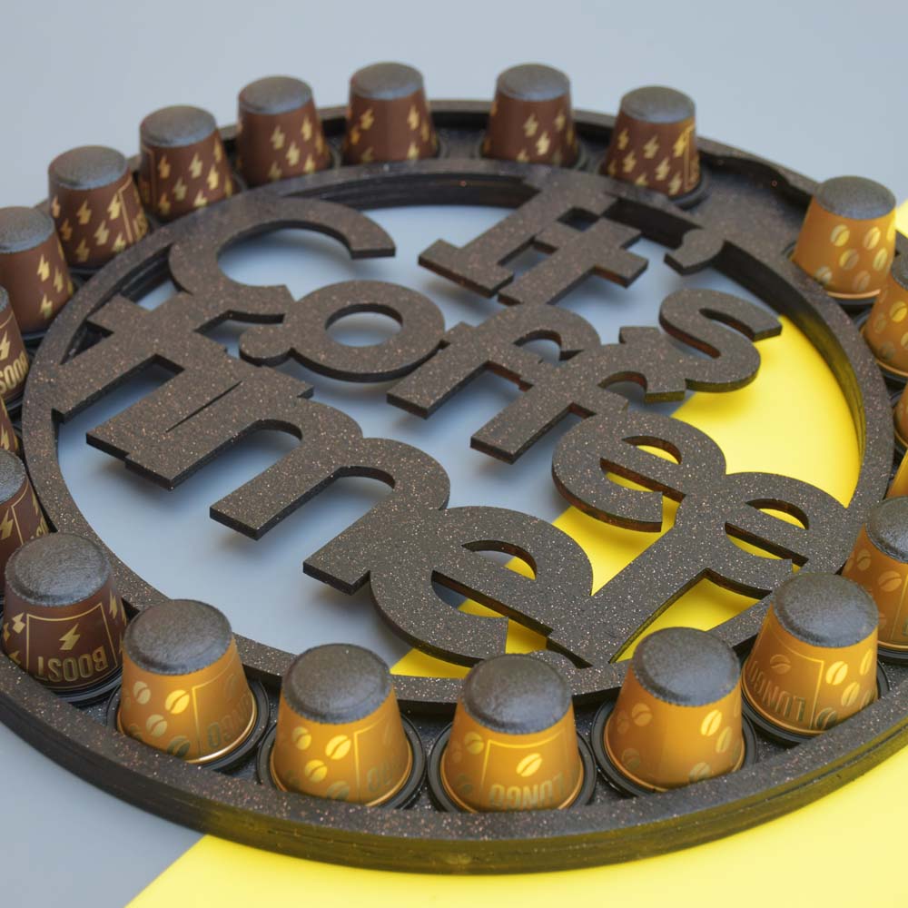 מעמד קיר לאכסון קפסולות קפה