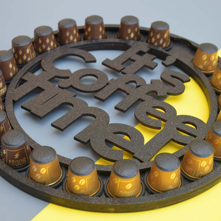 מעמד קיר לאכסון קפסולות קפה