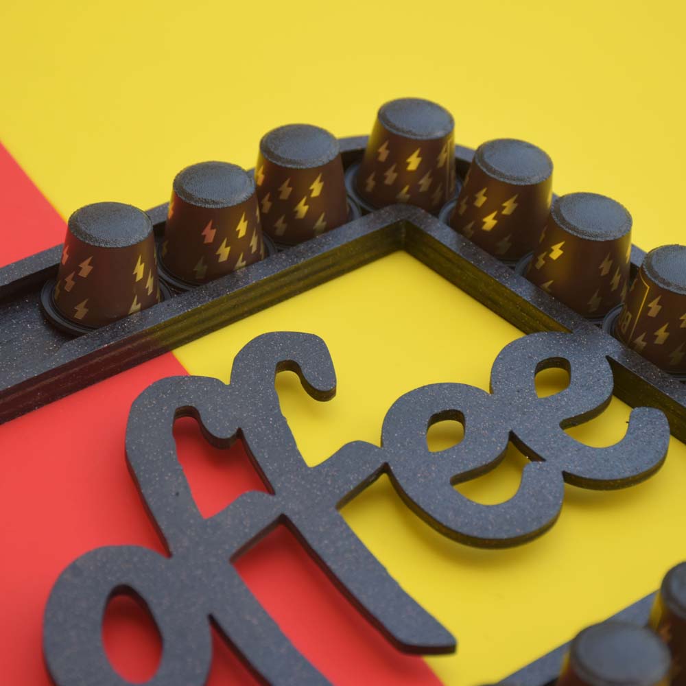 מתקן קיר לקפסולות קפה