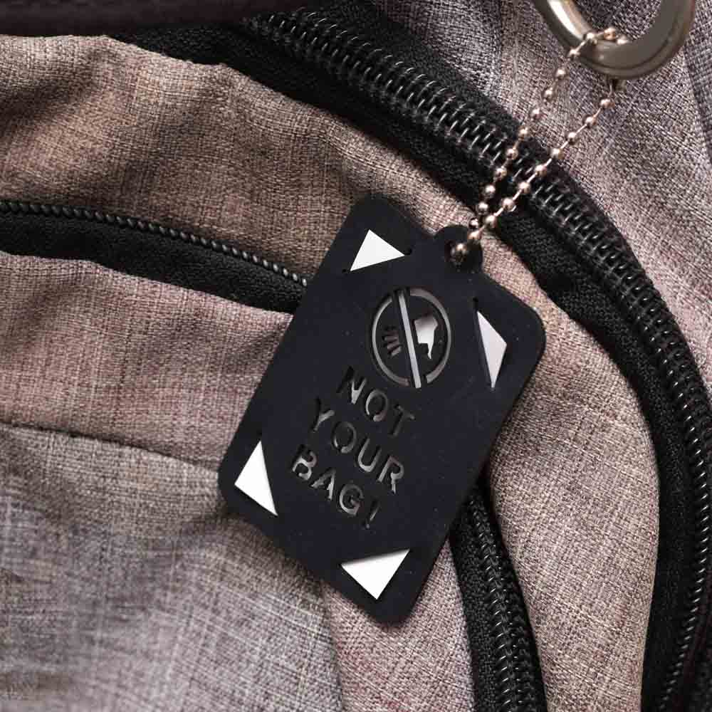 סימון חפצים אישיים עם תג ופרטים אישיים