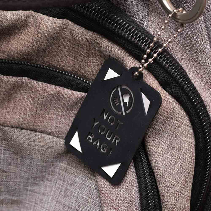 סימון חפצים אישיים עם תג ופרטים אישיים