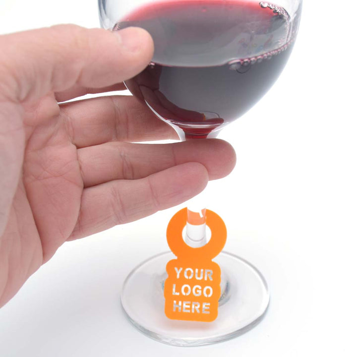 הלוגו שלך על גבי כוסות יין
