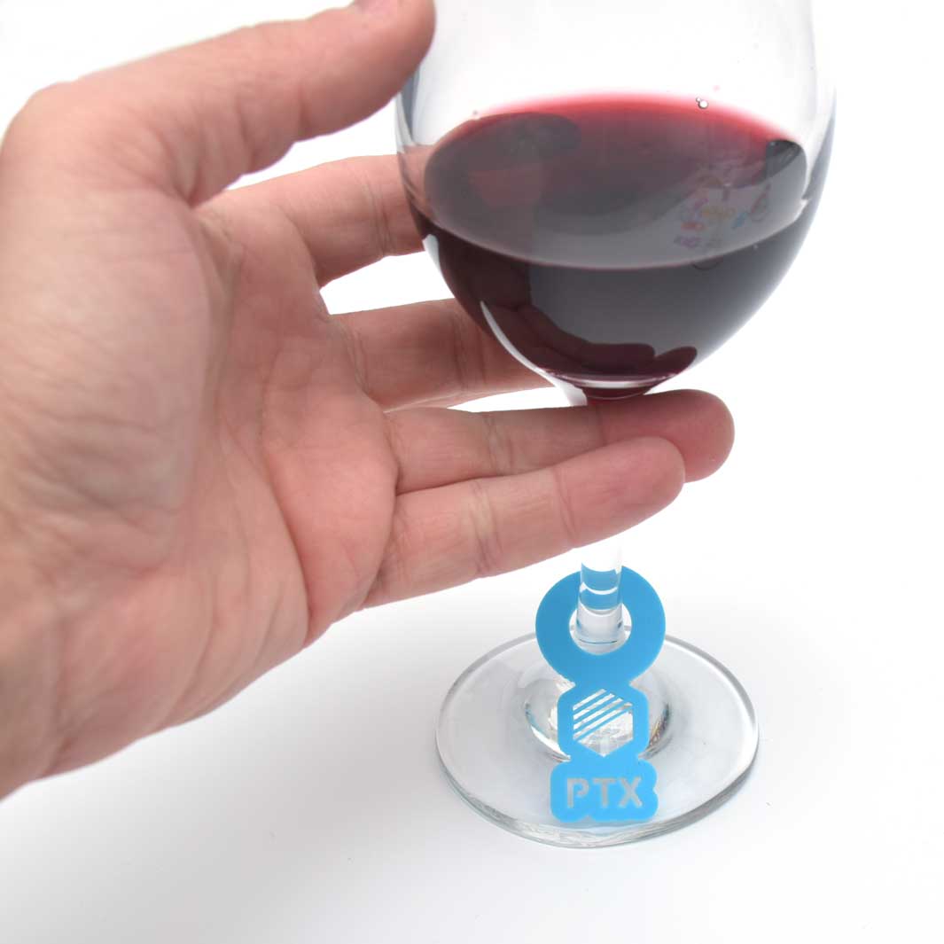 לוגו על כוסות יין