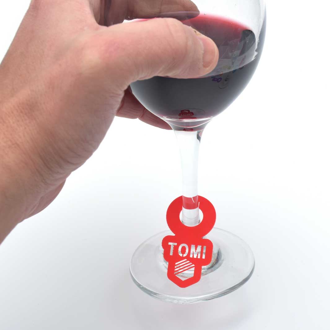 כוס יין ממותג עם לוגו של עסק או חברה