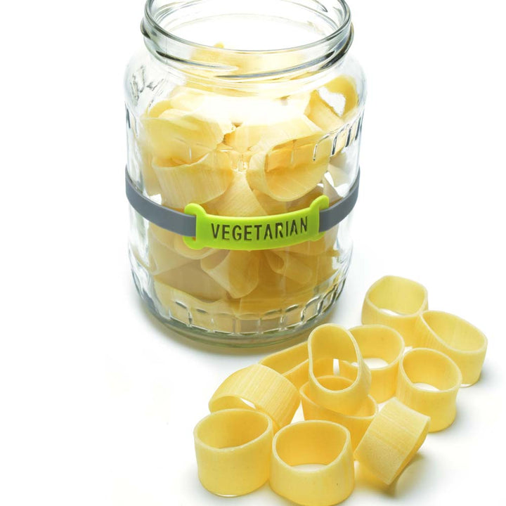 סימון צנצנאות על ידי תווית עם כיתוב VEGETARIAN