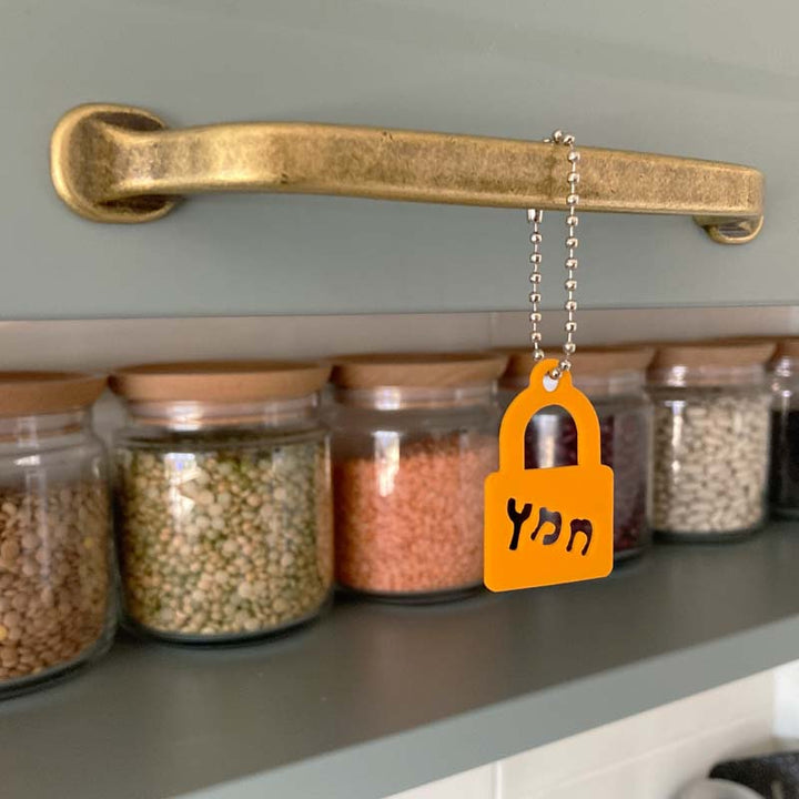 שרשרת תליה לסימון ארונות מטבח שעברו הכשרה לפסח