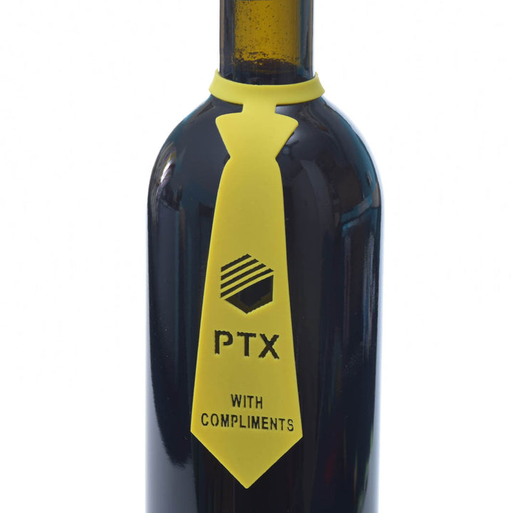 בקבוק יין עם מיתוג של עסק או חברה