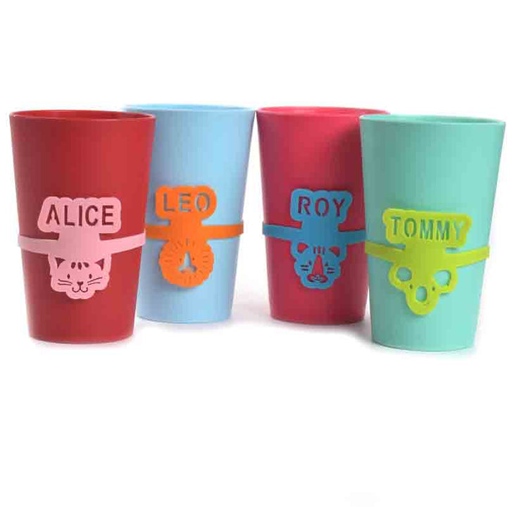 כוסות עם תגי שם לסימון