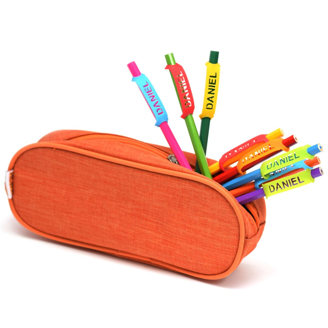 סימון שם לעפרונות של הילד