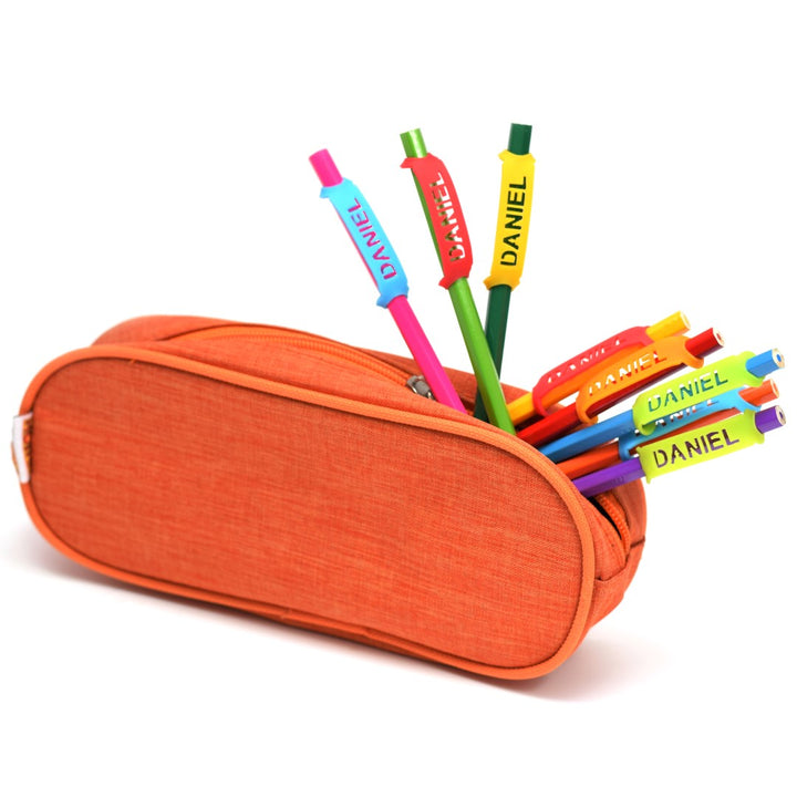 סימון שם לעפרונות של הילד